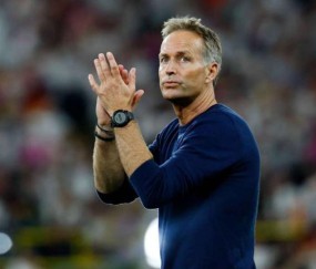 爱游戏ayx官网平台 -勒沃库森迎美洲杯关键赛；官宣日单刀错失；球迷炸锅；赛程密集仍需轮换的简单介绍