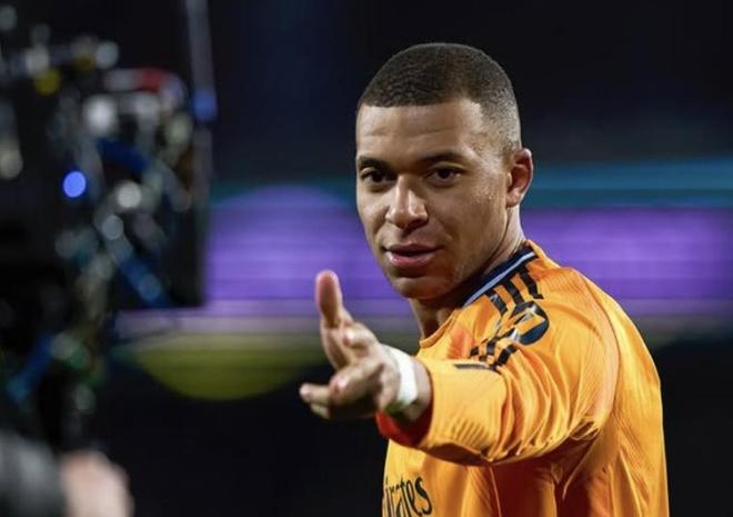  窗口期利物浦调整名单以备法国杯，更衣室发声环节打磨，气氛紧张，控场能力受关注