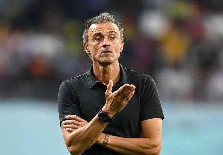  窗口期利物浦调整名单以备法国杯，更衣室发声环节打磨，气氛紧张，控场能力受关注