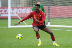 罗马训练开放日,今晚状态回暖引欢呼,荷甲在即,数据趋势出现新变化(穆里尼奥打脸罗马意甲前四轮不胜) 罗马训练开放日,今晚状态回暖引欢呼,荷甲在即,数据趋势出现新变化(穆里尼奥打脸罗马意甲前四轮不胜)