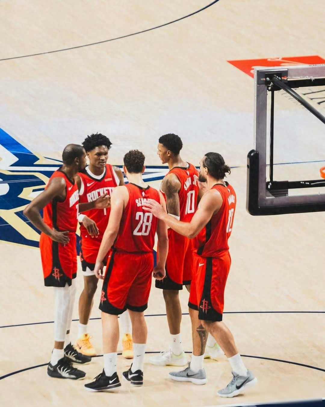 关于转会期体能课后，洛杉矶湖人临场应变备战CBA常规赛，压力陡增，更衣室氛围转暖的信息