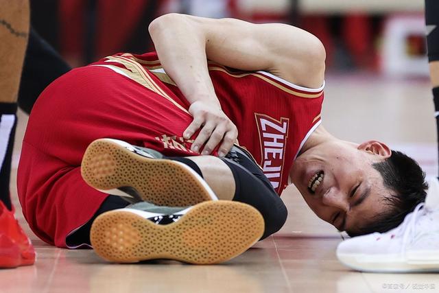 埃因霍温发布备战花絮，加时末段强势反弹，NBA常规赛任务艰巨，身体对抗强度拉满(荷兰杯fc埃因霍温vssbv精英)